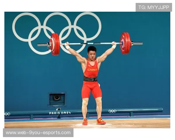 举重选手抓举动作一气呵成